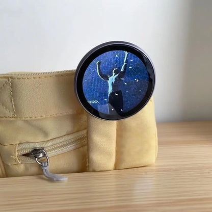 Badge LED Bluetooth 1.7” HD – Pantalla Inteligente para GIFs, Videos e Imágenes Anime